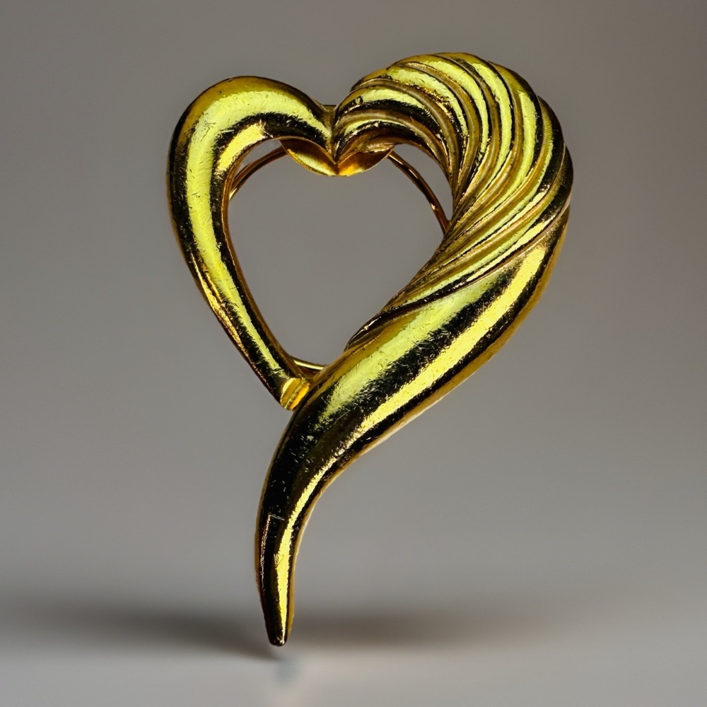 Vintage aged, goldtone, weighted, heart-shaped, scarf clip